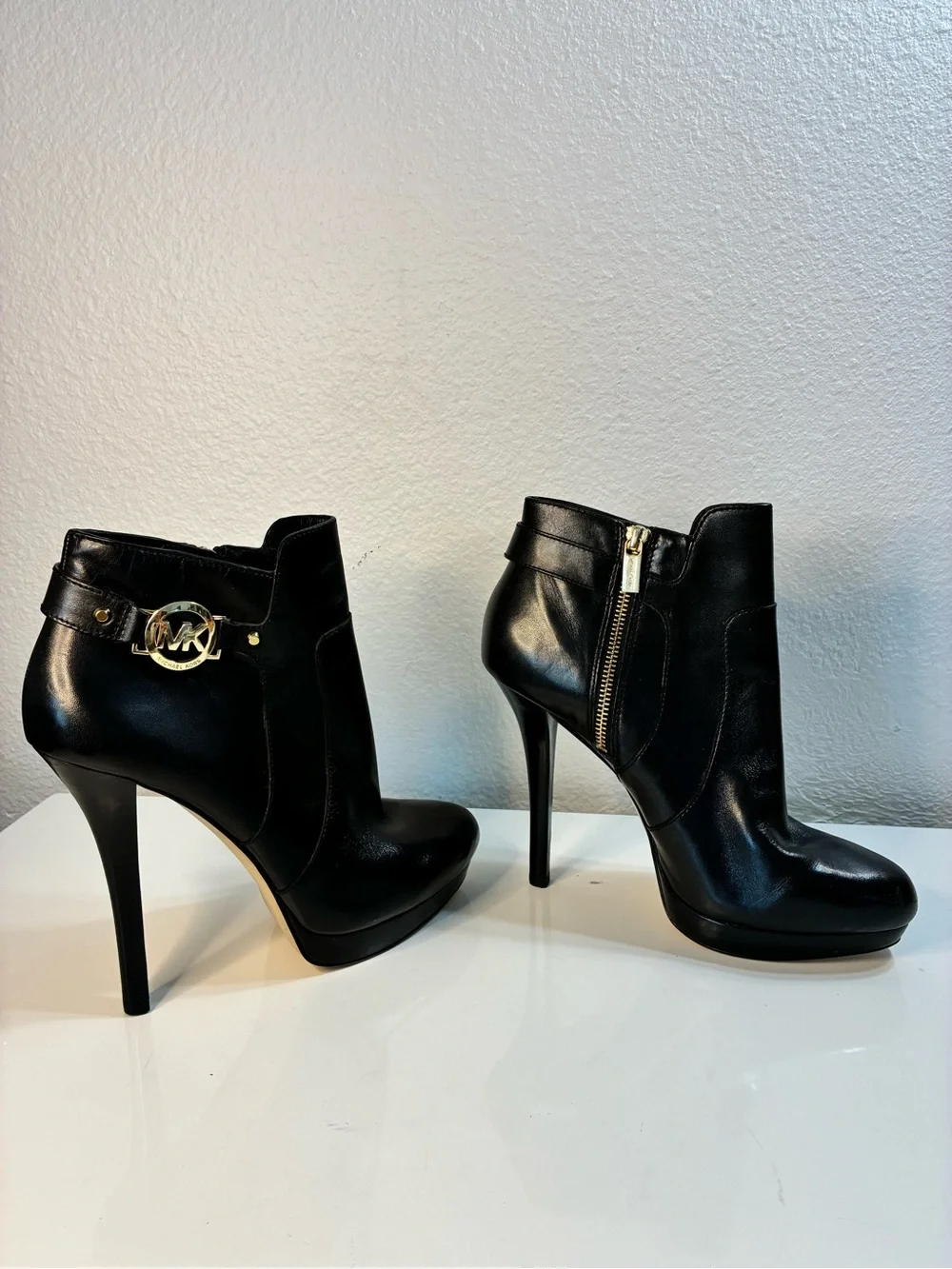 Michael Kors Wyatt 10M Black Leather Stiletto Ankle Boots with Gold MK Accent